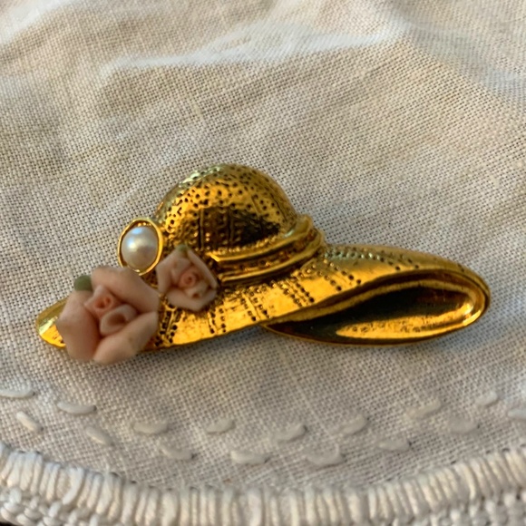 Vintage gardening hat bonnet brooch with pink porcelain flowers - Picture 1 of 3